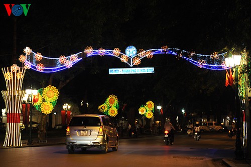 Sparkling Hanoi celebrating Liberation Day - ảnh 12